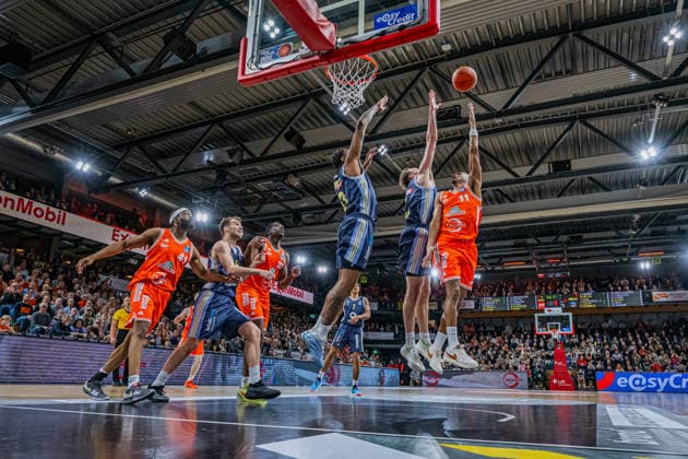 1. Basketball Bundesliga, easyCredit BBL, Saison 2025 2026, Herren, Hauptrunde, 16. Spieltag, 17.01.2026, RASTA Vechta - ALBA Berlin Alonzo Verge ( 11 - RASTA Vechta) beim Korbleger Vechta RASTA Dome Niedersachsen Deutschland