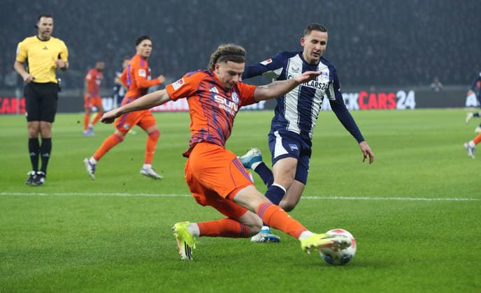 Mika Wallentowitz, Paul Seguin Zweikampf Spielszene Aktion Fußball Fussball DFL 2.Bundesliga Herren 18. Spieltag Saison 2025 2026 17.01.2026 Hertha BSC Berlin vs. FC Schalke 04 S04 DFL regulations prohibit any use of photographs as image sequences and or quasi-video