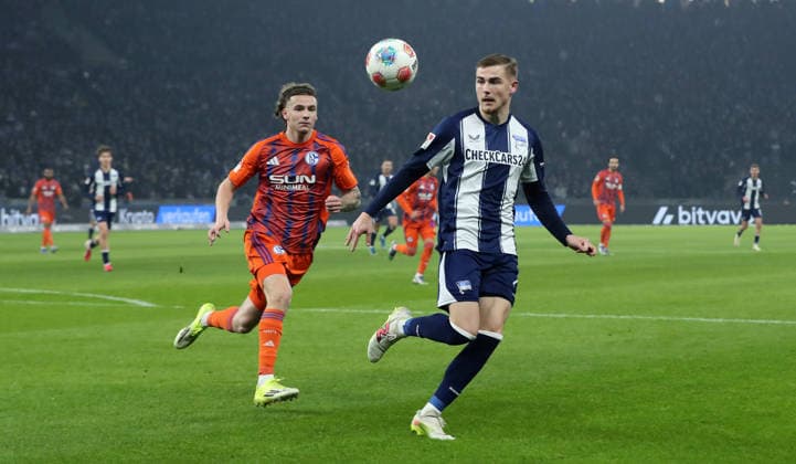 Soufiane El Faouzi, Marten Winkler am Ball Zweikampf Spielszene Aktion Fußball Fussball DFL 2.Bundesliga Herren 18. Spieltag Saison 2025 2026 17.01.2026 Hertha BSC Berlin vs. FC Schalke 04 S04 DFL regulations prohibit any use of photographs as image sequences and or quasi-video