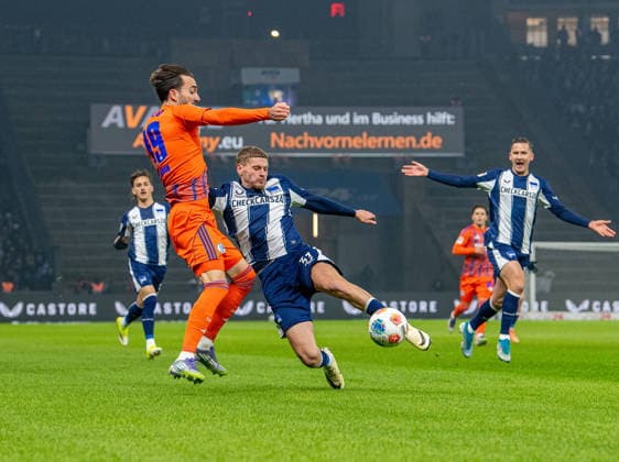 Fussball, Herren, Saison 2025 2026, 2. Bundesliga (18. Spieltag), Hertha BSC - FC Schalke 04, v.l. Kenan Karaman (Schalke), Marton Dardai (Hertha BSC), Paul Seguin (Hertha BSC), 17.01. 2026,