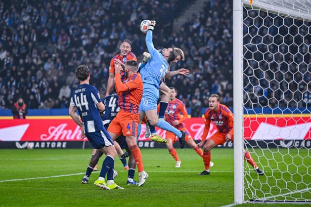 17.01.2026, Fussball, 2. Bundesliga, Saison 2025 2026, 18. Spieltag, Hertha BSC - FC Schalke 04, Hasan Kurucay (FC Schalke 04), Marius Gersbeck (Hertha BSC) xRHR-FOTO YYx
