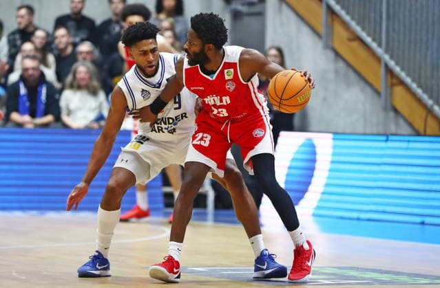2. Basketball Bundesliga: Merlins Crailsheim - RheinStars Köln am 17.01.2026 in der Arena Hohenlohe in Ilshofen Anthony Gaines (Merlins), Michael Miller (Köln)