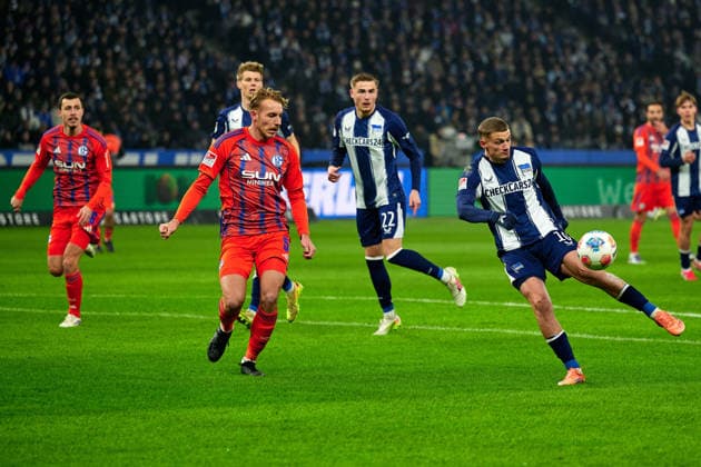 Michael Cuisance (Hertha BSC, 10), Timo Becker (FC Schalke 04, 05), GER, Hertha BSC vs. ,FC Schalke 04, 2. Bundesliga, Saison 2025 2026, 18. Spieltag, 17.01.2026 (DFL REGULATIONS PROHIBIT ANY USE OF PHOTOGRAPHS AS IMAGE SEQUENCES AND OR QUASI - VIDEO). GER, Hertha BSC vs. ,FC Schalke 04, 2. Bundesliga, Saison 2025 2026, 18. Spieltag, 17.01.2026 Berlin
