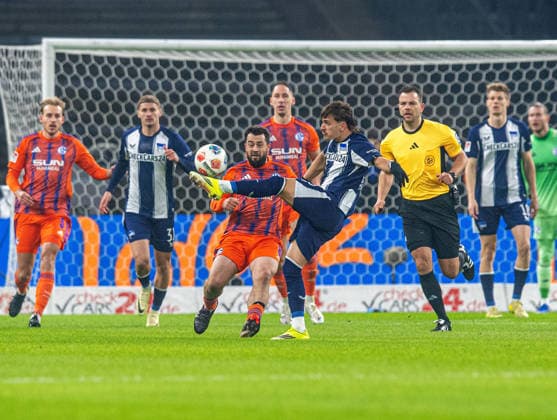 Fussball, Herren, Saison 2025 2026, 2. Bundesliga (18. Spieltag), Hertha BSC - FC Schalke 04, v.l. Amin Younes (Schalke), Michal Karbownik (Hertha BSC), 17.01. 2026,
