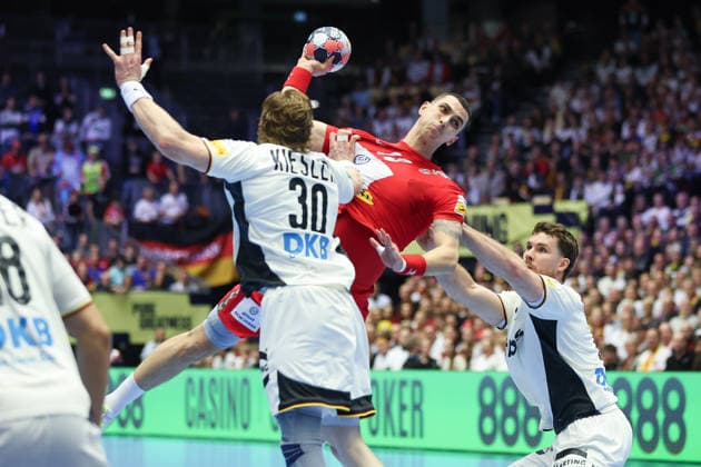 Serbien - Deutschland, EHF Handball EM 2026 Uros Borzas (Serbien, 13) gegen Tom Kiesler (Deutschland, 30) und Johannes Golla (Deutschland, 4). Handball EHF Europameisterschaft, Länderspiel zwischen Serbien und Deutschland am 17. Januar 2026 in Herning (Dänemark)., Herning Dänemark Jyske Bank Boxen