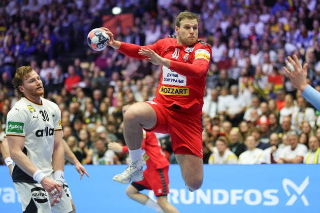 Serbien - Deutschland, EHF Handball EM 2026 Dragan Pechmalbec (Serbien, 46), links Tom Kiesler (Deutschland, 30). Handball EHF Europameisterschaft, Länderspiel zwischen Serbien und Deutschland am 17. Januar 2026 in Herning (Dänemark)., Herning Dänemark Jyske Bank Boxen