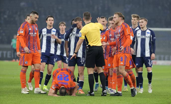 Nikola Katic angeschlagen verletzt nach Zweikampf mit Luca Schuler Spielszene Aktion Fußball Fussball DFL 2.Bundesliga Herren 18. Spieltag Saison 2025 2026 17.01.2026 Hertha BSC Berlin vs. FC Schalke 04 S04 DFL regulations prohibit any use of photographs as image sequences and or quasi-video