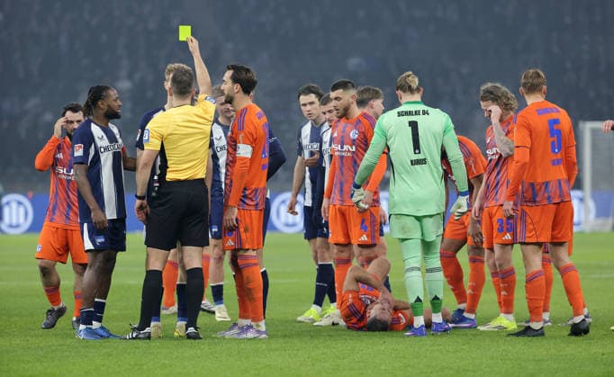 Schiedsrichter Wolfgang Haslberger zeigt gelbe Karte für Luca Schuler Aktion Oberkörper Fußball Fussball DFL 2.Bundesliga Herren 18. Spieltag Saison 2025 2026 17.01.2026 Hertha BSC Berlin vs. FC Schalke 04 S04 DFL regulations prohibit any use of photographs as image sequences and or quasi-video