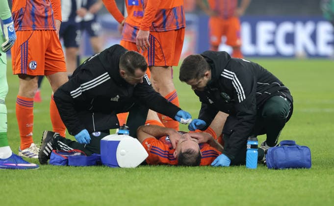 Nikola Katic angeschlagen verletzt nach Zweikampf mit Luca Schuler Spielszene Aktion Fußball Fussball DFL 2.Bundesliga Herren 18. Spieltag Saison 2025 2026 17.01.2026 Hertha BSC Berlin vs. FC Schalke 04 S04 DFL regulations prohibit any use of photographs as image sequences and or quasi-video