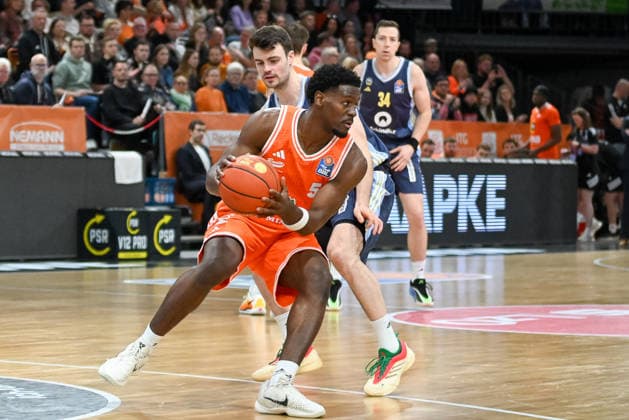 TJ Bamba (RASTA Vechta, 05) am Ball RASTA Vechta vs. ALBA Berlin, easyCredit Basketball Bundesliga, 16. Spieltag, Saison 2025 2026, 17.01.2026, RASTA Vechta vs. ALBA Berlin, easyCredit Basketball Bundesliga, 16. Spieltag, Saison 2025 2026, 17.01.2026 Vechta Copyright: xEibner-Pressefoto RobertxGertzenx EP_RGN