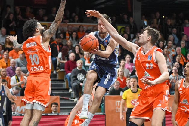 Martin Hermannsson (ALBA Berlin, 15) am Ball gegen Tevin Brown (RASTA Vechta, 10) und Tibor Pleiss (RASTA Vechta, 22) RASTA Vechta vs. ALBA Berlin, easyCredit Basketball Bundesliga, 16. Spieltag, Saison 2025 2026, 17.01.2026, RASTA Vechta vs. ALBA Berlin, easyCredit Basketball Bundesliga, 16. Spieltag, Saison 2025 2026, 17.01.2026 Vechta Copyright: xEibner-Pressefoto RobertxGertzenx EP_RGN