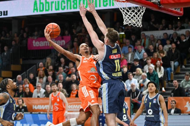 Alonzo Verge Jr. (RASTA Vechta, 11) gegen Moses Wood (ALBA Berlin, 11) RASTA Vechta vs. ALBA Berlin, easyCredit Basketball Bundesliga, 16. Spieltag, Saison 2025 2026, 17.01.2026, RASTA Vechta vs. ALBA Berlin, easyCredit Basketball Bundesliga, 16. Spieltag, Saison 2025 2026, 17.01.2026 Vechta Copyright: xEibner-Pressefoto RobertxGertzenx EP_RGN