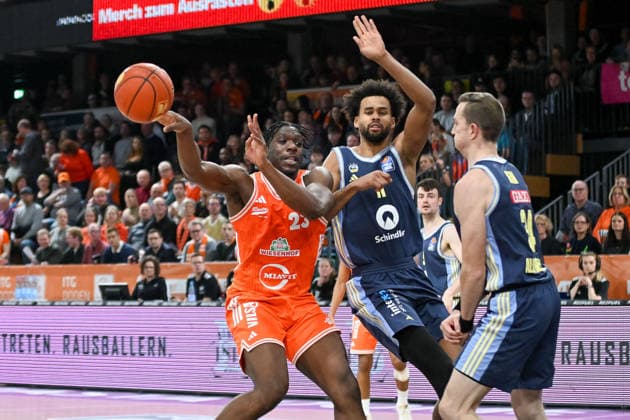Malcolm Dandridge (RASTA Vechhta, 23) am Ball im Duell gegen Norris Agbakoko (ALBA Berlin, 17) RASTA Vechta vs. ALBA Berlin, easyCredit Basketball Bundesliga, 16. Spieltag, Saison 2025 2026, 17.01.2026, RASTA Vechta vs. ALBA Berlin, easyCredit Basketball Bundesliga, 16. Spieltag, Saison 2025 2026, 17.01.2026 Vechta Copyright: xEibner-Pressefoto RobertxGertzenx EP_RGN