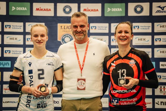 Volleyball Frauen Saison 2025 2026 Volleyball Bundesliga ETV Hamburger Volksbank Volleys vs. SSC Palmberg Schwerin 17.01.2026 MVP des Spiels v.l. Finnja Frommann ( 2, SSC Palmberg Schwerin), Torsten Kafka (Alleinvorstand Hanseatische Krankenkasse) und Kathleen Weiß ( 13, ETV Hamburger Volksbank Volleys) Hamburg CU Arena Hamburg Deutschland