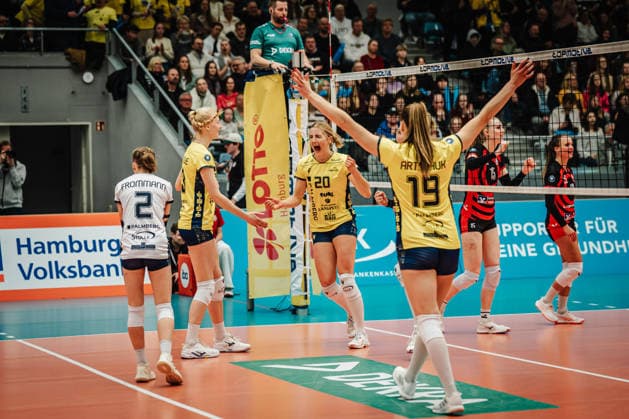 Volleyball Frauen Saison 2025 2026 Volleyball Bundesliga ETV Hamburger Volksbank Volleys vs. SSC Palmberg Schwerin 17.01.2026 Schwerin jubelt, v.l. FFinnja Frommann ( 2, SSC Palmberg Schwerin), Luisa van Clewe ( 13, SSC Palmberg Schwerin), Helena Kok ( 20, SSC Palmberg Schwerin) und Anna Artyshuk ( 19, SSC Palmberg Schwerin) Hamburg CU Arena Hamburg Deutschland