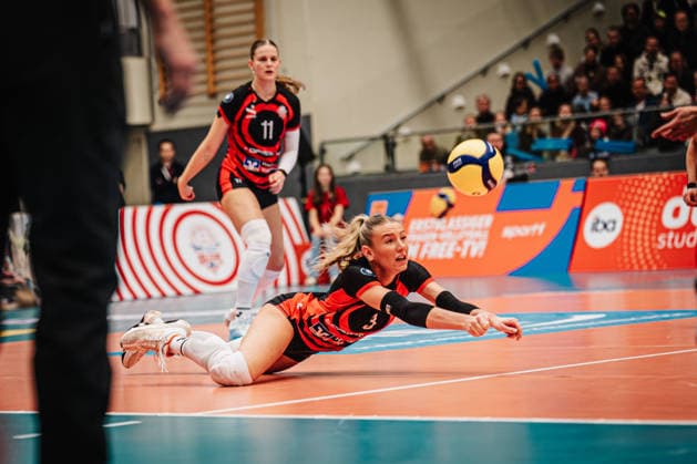 Volleyball Frauen Saison 2025 2026 Volleyball Bundesliga ETV Hamburger Volksbank Volleys vs. SSC Palmberg Schwerin 17.01.2026 Lina Köster ( 3, ETV Hamburger Volksbank Volleys) springt zum Ball Hamburg CU Arena Hamburg Deutschland