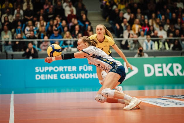 Volleyball Frauen Saison 2025 2026 Volleyball Bundesliga ETV Hamburger Volksbank Volleys vs. SSC Palmberg Schwerin 17.01.2026 Finnja Frommann ( 2, SSC Palmberg Schwerin) spielt den Ball Hamburg CU Arena Hamburg Deutschland