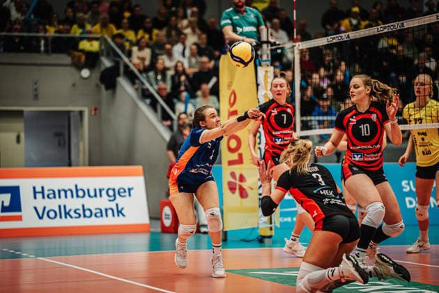 Volleyball Frauen Saison 2025 2026 Volleyball Bundesliga ETV Hamburger Volksbank Volleys vs. SSC Palmberg Schwerin 17.01.2026 Sarah Stiriz ( 4, ETV Hamburger Volksbank Volleys) spielt den Ball Hamburg CU Arena Hamburg Deutschland