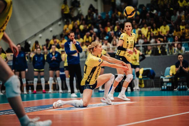 Volleyball Frauen Saison 2025 2026 Volleyball Bundesliga ETV Hamburger Volksbank Volleys vs. SSC Palmberg Schwerin 17.01.2026 Helena Kok ( 20, SSC Palmberg Schwerin) nimmt den Ball an Hamburg CU Arena Hamburg Deutschland