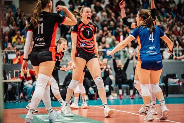 Volleyball Frauen Saison 2025 2026 Volleyball Bundesliga ETV Hamburger Volksbank Volleys vs. SSC Palmberg Schwerin 17.01.2026 ETV jubelt, in der Mitte Leonie Körtzinger ( 7, ETV Hamburger Volksbank Volleys) Hamburg CU Arena Hamburg Deutschland
