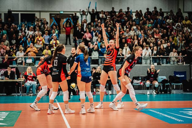 Volleyball Frauen Saison 2025 2026 Volleyball Bundesliga ETV Hamburger Volksbank Volleys vs. SSC Palmberg Schwerin 17.01.2026 ETV jubelt nach dem Satzgewinn, v.l. Louisa Krams ( 17, ETV Hamburger Volksbank Volleys), Kathleen Weiß ( 13, ETV Hamburger Volksbank Volleys), Sarah Stiriz ( 4, ETV Hamburger Volksbank Volleys), Leonie Körtzinger ( 7, ETV Hamburger Volksbank Volleys) und Svea Frobel ( 11, ETV Hamburger Volksbank Volleys) Hamburg CU Arena Hamburg Deutschland