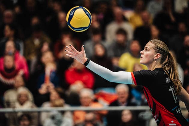 Volleyball Frauen Saison 2025 2026 Volleyball Bundesliga ETV Hamburger Volksbank Volleys vs. SSC Palmberg Schwerin 17.01.2026 Svea Frobel ( 11, ETV Hamburger Volksbank Volleys) beim Aufschlag Hamburg CU Arena Hamburg Deutschland
