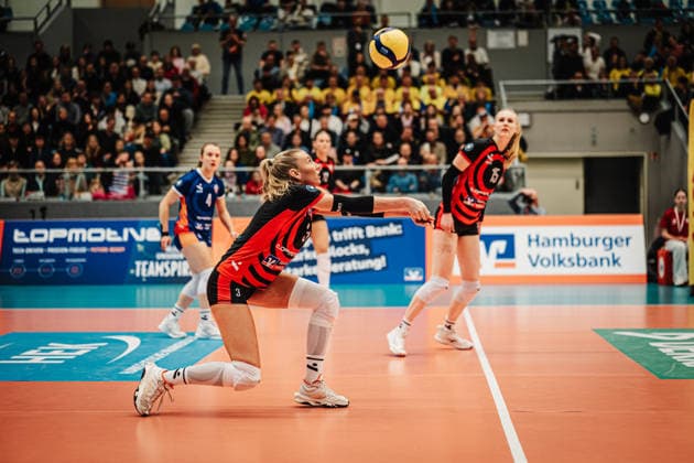 Volleyball Frauen Saison 2025 2026 Volleyball Bundesliga ETV Hamburger Volksbank Volleys vs. SSC Palmberg Schwerin 17.01.2026 Annahme von Lina Köster ( 3, ETV Hamburger Volksbank Volleys) Hamburg CU Arena Hamburg Deutschland