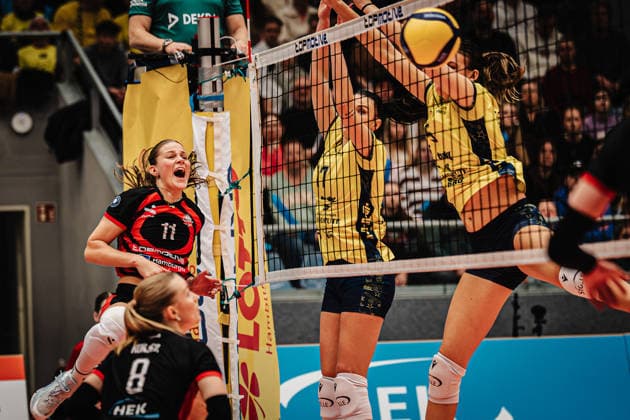 Volleyball Frauen Saison 2025 2026 Volleyball Bundesliga ETV Hamburger Volksbank Volleys vs. SSC Palmberg Schwerin 17.01.2026 Svea Frobel ( 11, ETV Hamburger Volksbank Volleys) wird geblockt Hamburg CU Arena Hamburg Deutschland