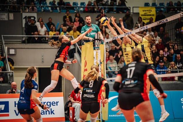 Volleyball Frauen Saison 2025 2026 Volleyball Bundesliga ETV Hamburger Volksbank Volleys vs. SSC Palmberg Schwerin 17.01.2026 Svea Frobel ( 11, ETV Hamburger Volksbank Volleys) beim Angriff Hamburg CU Arena Hamburg Deutschland