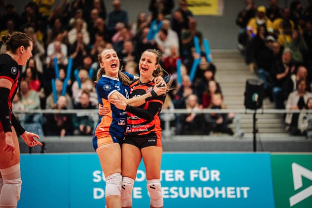 Volleyball Frauen Saison 2025 2026 Volleyball Bundesliga ETV Hamburger Volksbank Volleys vs. SSC Palmberg Schwerin 17.01.2026 v.l. Sarah Stiriz ( 4, ETV Hamburger Volksbank Volleys) und Kathleen Weiß ( 13, ETV Hamburger Volksbank Volleys) jubeln Hamburg CU Arena Hamburg Deutschland