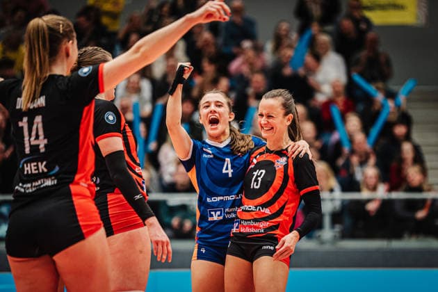 Volleyball Frauen Saison 2025 2026 Volleyball Bundesliga ETV Hamburger Volksbank Volleys vs. SSC Palmberg Schwerin 17.01.2026 v.l. Sarah Stiriz ( 4, ETV Hamburger Volksbank Volleys) und Kathleen Weiß ( 13, ETV Hamburger Volksbank Volleys) jubeln Hamburg CU Arena Hamburg Deutschland