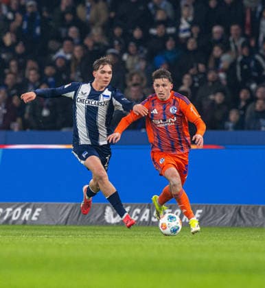 Fussball, Herren, Saison 2025 2026, 2. Bundesliga (18. Spieltag), Hertha BSC - FC Schalke 04, v.l. Kennet Eichhorn (Hertha BSC), Vitalie Becker (Schalke), 17.01. 2026,
