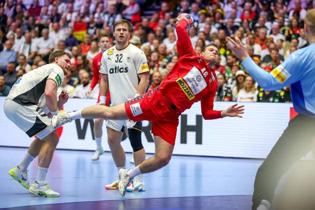 17.01.2026, Handball, Men s EHF EURO 2026, Deutschland - Serbien, Jyske Bank Boxen in Herning, Dänemark, Preliminary Round: Dragan Pechmalbec (Serbien 46) im Zweikampf gegen Johannes Golla (Germany 04) Franz Semper (Germany 32) Dänemark