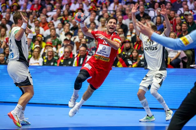 17.01.2026, Handball, Men s EHF EURO 2026, Deutschland - Serbien, Jyske Bank Boxen in Herning, Dänemark, Preliminary Round: Lazar Kukic (Serbien 24) wirft auf das Tor von David Späth (Germany 01) Dänemark
