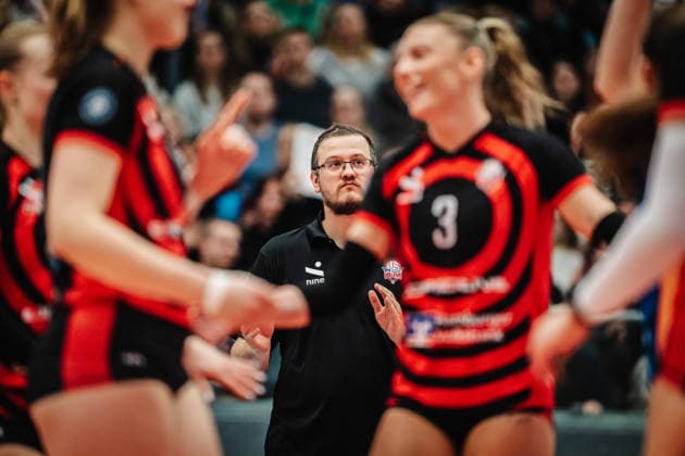 Volleyball Frauen Saison 2025 2026 Volleyball Bundesliga ETV Hamburger Volksbank Volleys vs. SSC Palmberg Schwerin 17.01.2026 Trainer Markus Friedrich (ETV Hamburger Volksbank Volleys) Hamburg CU Arena Hamburg Deutschland