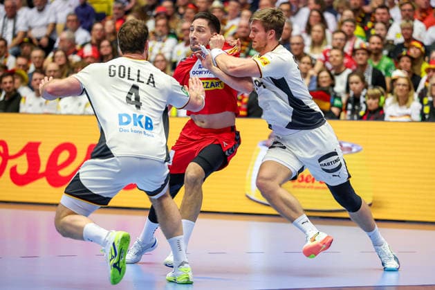 17.01.2026, Handball, Men s EHF EURO 2026, Deutschland - Serbien, Jyske Bank Boxen in Herning, Dänemark, Preliminary Round: Johannes Golla (Germany 04) Franz Semper (Germany 32) verteidigen gegen Lazar Kukic (Serbien 24) Dänemark
