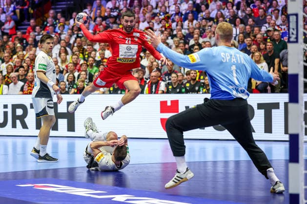17.01.2026, Handball, Men s EHF EURO 2026, Deutschland - Serbien, Jyske Bank Boxen in Herning, Dänemark, Preliminary Round: Vanja Ilic (Serbien 21) wirft auf das Tor von David Späth (Germany 01) der dem Ball pariert Dänemark