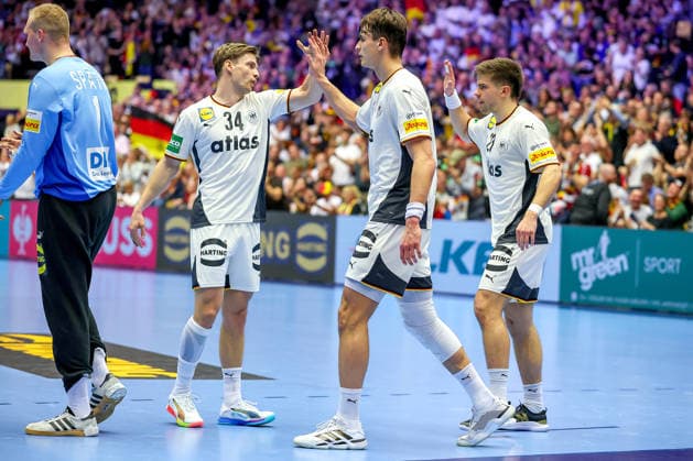 17.01.2026, Handball, Men s EHF EURO 2026, Deutschland - Serbien, Jyske Bank Boxen in Herning, Dänemark, Preliminary Round: Rune Dahmke (Germany 34) Julian Köster (Germany 18) Renars Uscins (Germany 23) jubelnd Dänemark