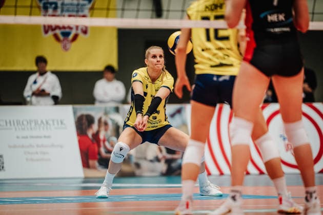 Volleyball Frauen Saison 2025 2026 Volleyball Bundesliga ETV Hamburger Volksbank Volleys vs. SSC Palmberg Schwerin 17.01.2026 Annegret Hölzig ( 11, SSC Palmberg Schwerin) nimmt den Ball an Hamburg CU Arena Hamburg Deutschland