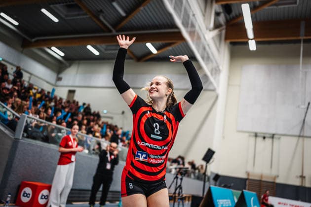 Volleyball Frauen Saison 2025 2026 Volleyball Bundesliga ETV Hamburger Volksbank Volleys vs. SSC Palmberg Schwerin 17.01.2026 Zoe Konjer ( 8, ETV Hamburger Volksbank Volleys) läuft in die Arena ein Hamburg CU Arena Hamburg Deutschland