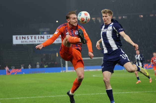2. Fußball Bundesliga, Hertha BSC - Bielefeld; Timo Becker (Schalke, 5) im Zweikampf mit Luca Schuler (Hertha, 18), während der Begegnung in der 2. Fußball Bundesliga, Hertha BSC Berlin - Schalke 04, 17.01.2026 in Berlin, Olympiastadion. DFB regulations prohibit any use of photographs as image sequences and or quasi video.
