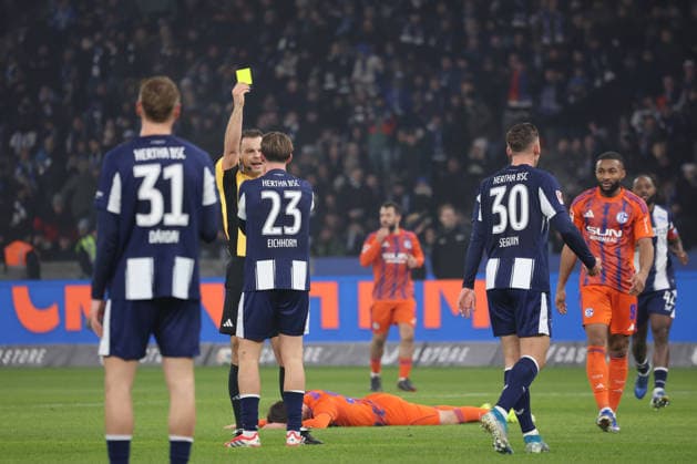 2. Fußball Bundesliga, Hertha BSC - Bielefeld; Gelb, die gelbe Karte, Kennet Eichhorn (Hertha, 23) erhält die Gelbe Karte von Schiedsrichter Referee Wolfgang Haslberger, während der Begegnung in der 2. Fußball Bundesliga, Hertha BSC Berlin - Schalke 04, 17.01.2026 in Berlin, Olympiastadion. DFB regulations prohibit any use of photographs as image sequences and or quasi video.
