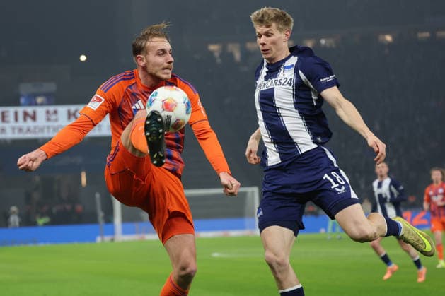 2. Fußball Bundesliga, Hertha BSC - Bielefeld; Timo Becker (Schalke, 5) im Zweikampf mit Luca Schuler (Hertha, 18), während der Begegnung in der 2. Fußball Bundesliga, Hertha BSC Berlin - Schalke 04, 17.01.2026 in Berlin, Olympiastadion. DFB regulations prohibit any use of photographs as image sequences and or quasi video.