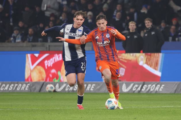 2. Fußball Bundesliga, Hertha BSC - Bielefeld; Vitalie Becker (Schalke, 33) im Zweikampf mit Kennet Eichhorn (Hertha, 23), während der Begegnung in der 2. Fußball Bundesliga, Hertha BSC Berlin - Schalke 04, 17.01.2026 in Berlin, Olympiastadion. DFB regulations prohibit any use of photographs as image sequences and or quasi video.