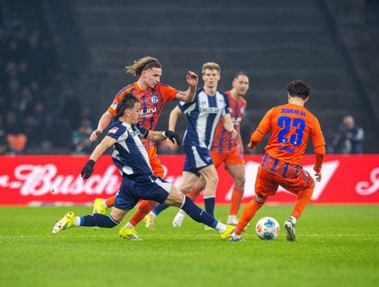 Fussball, Herren, Saison 2025 2026, 2. Bundesliga (18. Spieltag), Hertha BSC - FC Schalke 04, v.l. Michal Karbownik (Hertha BSC), Mika Wallentowitz (Schalke), Soufiane El-Faouzi (Schalke), 17.01. 2026,