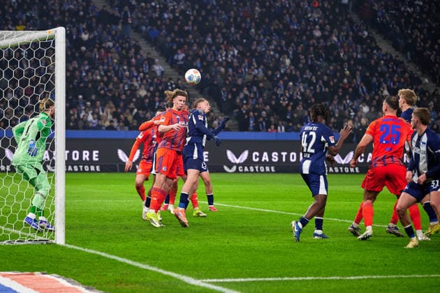 Hertha vor dem Schalke Tor, Mika Tom Wallentowitz (FC Schalke 04, 35), GER, Hertha BSC vs. ,FC Schalke 04, 2. Bundesliga, Saison 2025 2026, 18. Spieltag, 17.01.2026 (DFL REGULATIONS PROHIBIT ANY USE OF PHOTOGRAPHS AS IMAGE SEQUENCES AND OR QUASI - VIDEO). GER, Hertha BSC vs. ,FC Schalke 04, 2. Bundesliga, Saison 2025 2026, 18. Spieltag, 17.01.2026 Berlin