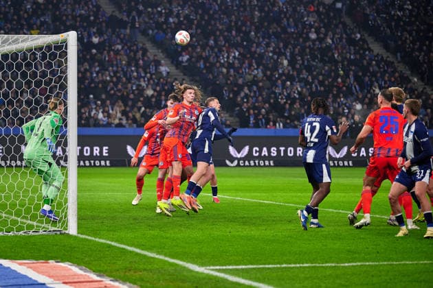 Hertha vor dem Schalke Tor, Mika Tom Wallentowitz (FC Schalke 04, 35), GER, Hertha BSC vs. ,FC Schalke 04, 2. Bundesliga, Saison 2025 2026, 18. Spieltag, 17.01.2026 (DFL REGULATIONS PROHIBIT ANY USE OF PHOTOGRAPHS AS IMAGE SEQUENCES AND OR QUASI - VIDEO). GER, Hertha BSC vs. ,FC Schalke 04, 2. Bundesliga, Saison 2025 2026, 18. Spieltag, 17.01.2026 Berlin