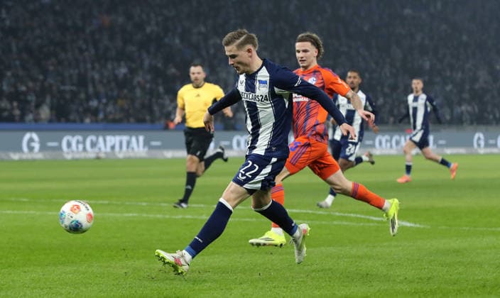 Marten Winkler am Ball, Mika Wallentowitz Zweikampf Spielszene Aktion Fußball Fussball DFL 2.Bundesliga Herren 18. Spieltag Saison 2025 2026 17.01.2026 Hertha BSC Berlin vs. FC Schalke 04 S04 DFL regulations prohibit any use of photographs as image sequences and or quasi-video