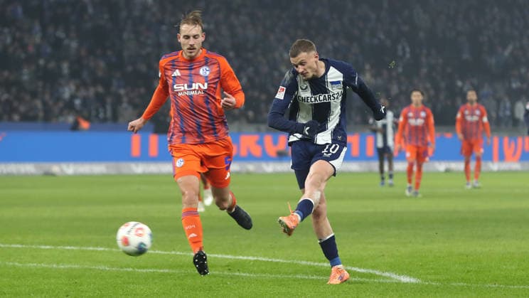 Timo Becker, Michael Cuisance am Ball Zweikampf Spielszene Aktion Fußball Fussball DFL 2.Bundesliga Herren 18. Spieltag Saison 2025 2026 17.01.2026 Hertha BSC Berlin vs. FC Schalke 04 S04 DFL regulations prohibit any use of photographs as image sequences and or quasi-video