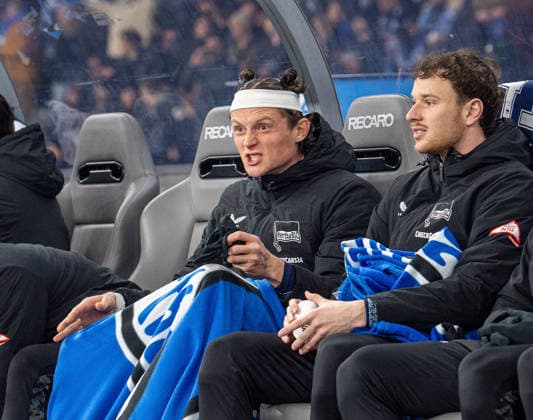 Fussball, Herren, Saison 2025 2026, 2. Bundesliga (18. Spieltag), Hertha BSC - FC Schalke 04, v.l. Fabian Reese (Hertha BSC), Pascal Klemens (Hertha BSC) auf der Bank, 17.01. 2026,